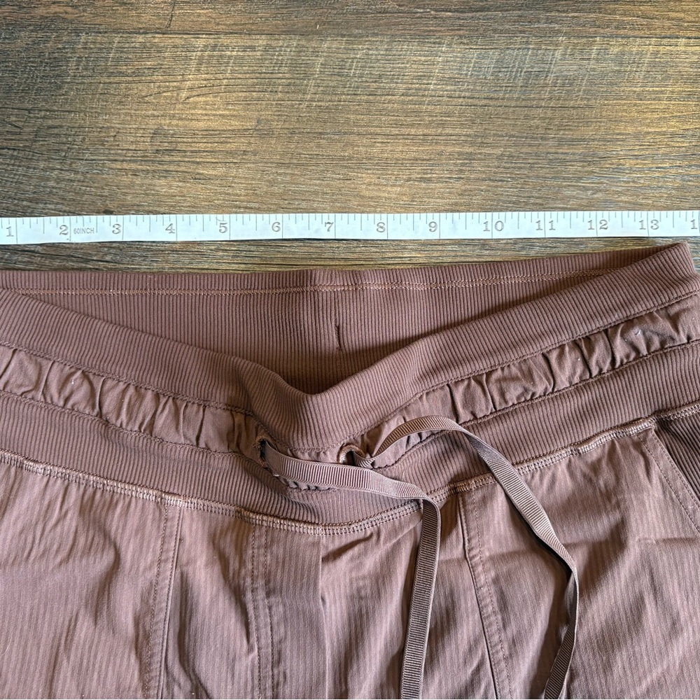 Lululemon Beyond The‎ Studio Crop Pants Women’s Size 6 Brown Athleisure Travel - Picture 5 of 7